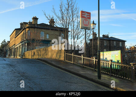 Der Bahnhof Eingang in Saltaire, einem UNESCO-Weltkulturerbe, in Bradford, West Yorkshire, UK Stockfoto