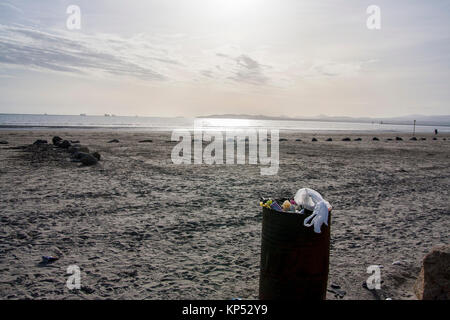 Überquellenden rusty bin voller Müll, Abfallbehälter Abfälle am Strand, Dollymount Strand, Dublin Irland Kunststoff Verschmutzung Konzept Stockfoto