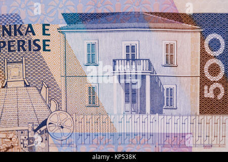 Makro Nahaufnahme der albanische Währung Lek Banknote von 500 Bezeichnung, die traditionelle albanische Haus - vlora Unabhängigkeit Gebäude Stockfoto