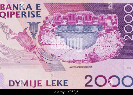 Rückseite der albanische Währung Lek Banknote von 2000 Stückelung, Amphitheater von Butrint (Butrinto/Buthrotum) und Gentiana lutea Stockfoto