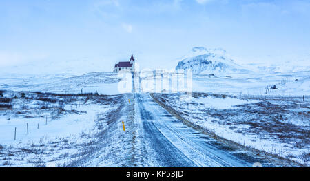 Straße nach Ingjaldsholl Kirche während der schneesturm, in der Nähe von Hellissandur, Halbinsel Snaefellsnes, Island. Stockfoto