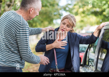 Frau erlebt über Schwindel oder Schwächegefühl. Stockfoto