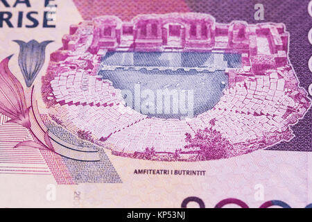 Rückseite der albanische Währung Lek Banknote von 2000 Stückelung, Amphitheater von Butrint (Butrinto/Buthrotum) und Gentiana lutea Stockfoto