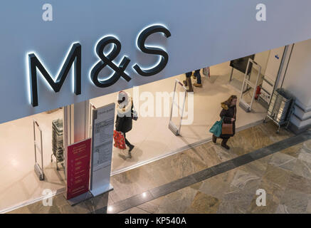 M&S (Marks & Spencer) shop Front im Einkaufszentrum West Quay in Southampton, England, UK. Stockfoto