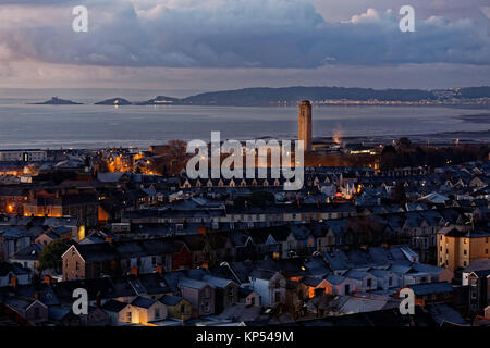 Eis auf Dächer mit Blick auf Mumbles während einer frühen eisigen Morgen in Swansea, Wales, UK. Dienstag, 12 Dezember 2017 Stockfoto