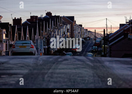 Eis hat auf der Straße während eines frühen eisigen Morgen in Cromwell Street, Swansea, Wales, Großbritannien gebildet. Dienstag, 12 Dezember 2017 Stockfoto