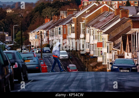 Eis hat auf der Straße während eines frühen eisigen Morgen in Cromwell Street, Swansea, Wales, Großbritannien gebildet. Dienstag, 12 Dezember 2017 Stockfoto