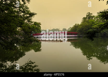 Das huc Bridge in See Hoan Kiem, Hanoi, Vietnam. Das ist ein See in der Altstadt von Hanoi, die Hauptstadt von Vietnam Stockfoto