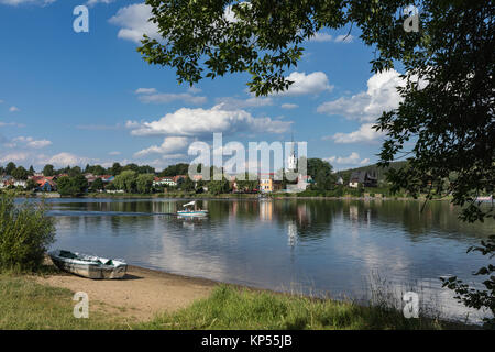 Panorama Aussicht auf Dorf Frymburk, Lipno See, Tschechien. Frymburk in sonniger Tag, Ansicht von Frydava Port. Stockfoto