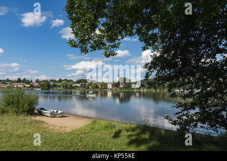 Panorama Aussicht auf Dorf Frymburk, Lipno See, Tschechien. Frymburk in sonniger Tag, Ansicht von Frydava Port. Stockfoto