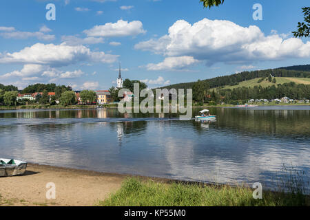 Panorama Aussicht auf Dorf Frymburk, Lipno See, Tschechien. Frymburk in sonniger Tag, Ansicht von Frydava Port. Stockfoto