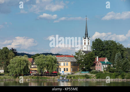 Panorama Aussicht auf Dorf Frymburk, Lipno See, Tschechien. Frymburk in sonniger Tag, Ansicht von Frydava Port. Stockfoto