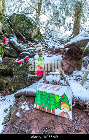 11 Dezember 2017, 16:00 Uhr: Winter Schnee den Boden Abdeckung an Puzzlewood im Wald. Sogar auf einen Film eingestellt, die Tiere noch füttern müssen. Stockfoto