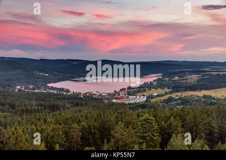 Sonnenuntergang über dem See Lipno in Südböhmen, Tschechische Republik, Europa. Lipno See ist 160 km oder 100 Km südlich von Prag. Stockfoto