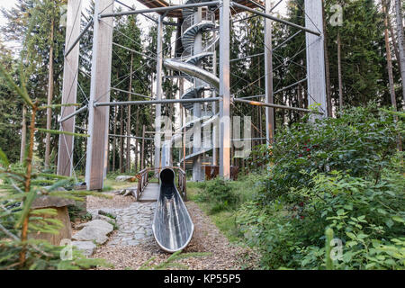 Treetop Gehweg in Lipno, Sightseeing Trail in Baumkronen. Holzkonstruktion mit einer Rutsche für die Kinder in der Mitte. Touristischer Ort und einzigartige Co Stockfoto