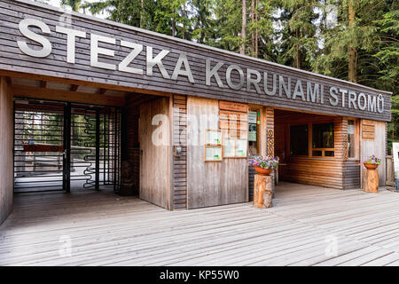 LIPNO, TSCHECHIEN - 18. Juli 2017. Einstieg in den Baumkronen Sightseeing Trail in Baumkronen. Holzkonstruktion mit einer Folie in der Mitte. Touristische Stockfoto