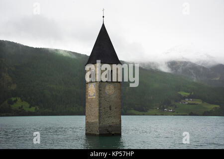 Der Glockenturm des versunkenen Turm von reschensee Kirche tief in Resias See während am Morgen regnet in Trentino-südtirol Tal im Süden Tyr oder Alto Adige Stockfoto