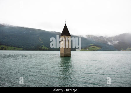 Campanile di Graun im Vinschgau vecchia oder Versunkenen Turm von reschensee Kirche tief in Resias See am Morgen in Trentino-südtirol Tal im Süden Tyr oder Alto Stockfoto