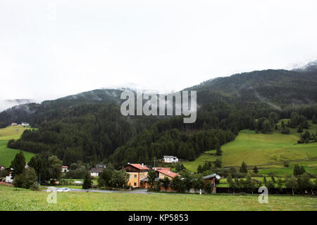 Graun im Vinschgau Dorf in der Nähe der versunkenen Turm von reschensee Kirche tief in Resias See in Trentino-südtirol Tal im Süden Tyr oder Alto Adige in Bozen Stockfoto