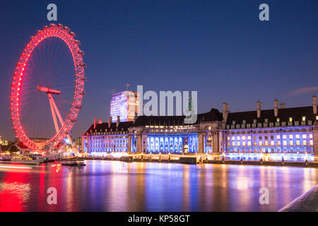 Berühmte Londoner Wahrzeichen, das London Eye und das London Aquarium, nachts beleuchtet Stockfoto