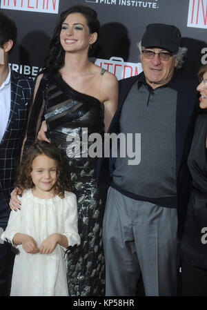 NEW YORK, NY - 21. SEPTEMBER: Anne Hathaway, Robert De Niro nimmt "markt intern" New York Premiere im Ziegfeld Theatre am 21. September 2015 in New York City. Personen: Anne Hathaway, Robert De Niro Stockfoto