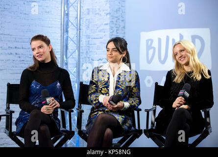 Bauen mit LDN (links-rechts) Anya Taylor Freude, Hayley Squires und Emily Berrington in Shropshire House in London. Stockfoto