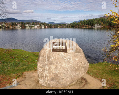 Lake Placid, New York, USA. Oktober 10, 2017. "Offizielle Homepage der Plakette Ironman Lake Placid' am Ufer des Mirror Lake in Lake Placid, New York Stockfoto