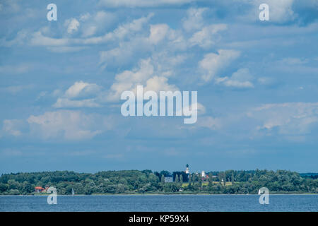 Gut Ising mit Panoramablick auf den Chiemsee, chiemgau, Bayern, Deutschland Stockfoto