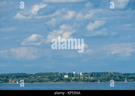 Gut Ising mit Panoramablick auf den Chiemsee, chiemgau, Bayern, Deutschland Stockfoto