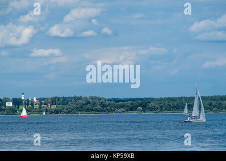 Gut Ising mit Panoramablick auf den Chiemsee, chiemgau, Bayern, Deutschland Stockfoto