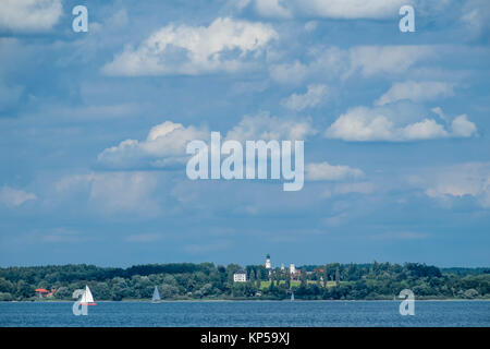 Gut Ising mit Panoramablick auf den Chiemsee, chiemgau, Bayern, Deutschland Stockfoto