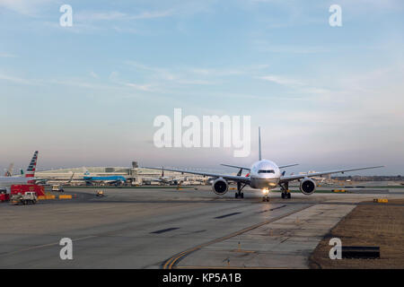 CHICAGO, USA - 10. FEBRUAR 2017: Flughafen O'Hare in Chicago. Großen Verkehrsflugzeugs blättert in der Start- und Landebahn am Flughafen O'Hare Airport, Chicago. Stockfoto