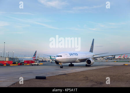 CHICAGO, USA - 10. FEBRUAR 2017: Flughafen O'Hare in Chicago. Großen Verkehrsflugzeugs blättert in der Start- und Landebahn am Flughafen O'Hare Airport, Chicago. Stockfoto