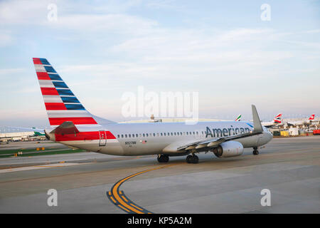 CHICAGO, USA - 10. FEBRUAR 2017: American Airlines Flotte am Flughafen O'Hare in Chicago. Mit 106 Mio. pax 2011, AA ist die 5. größte Airline werde Stockfoto