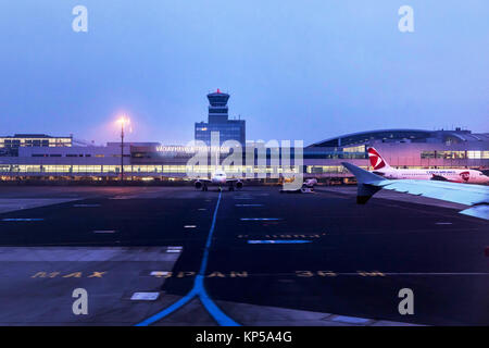 Prag - 10. FEBRUAR 2017: Nacht Blick auf Vaclav Havel Flughafen in Prag. Blick von der Start- und Landebahn. Der Tschechischen Republik Stockfoto