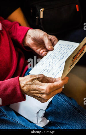 Ältere Frau mit einem Brief. Stockfoto