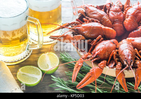 Schale gekochte Flusskrebse mit zwei Becher Bier Stockfoto