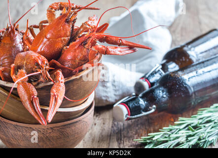 Schale gekochte Flusskrebse mit Flaschen Bier Stockfoto
