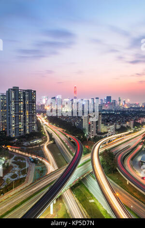 Stadtverkehr mit Stadtbild in der modernen Stadt Chinas. Stockfoto