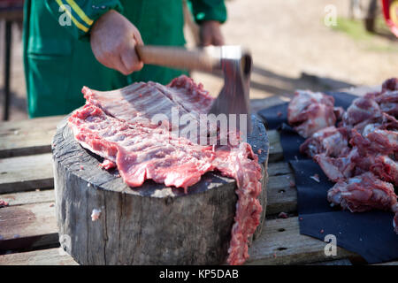 Schneiden von Fleisch und Knochen Stockfoto