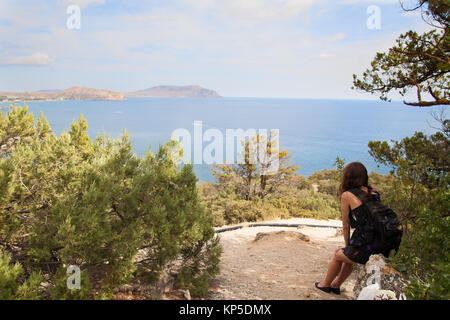 Frau mit Rucksack Entspannung am Meer. Stockfoto