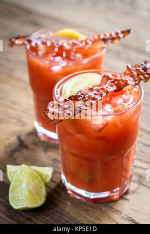 Zwei Gläser Bloody Mary mit Speck Speckscheiben Stockfoto