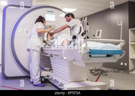 Patienten in einem MRT (Magnetresonanztomographie) MRT des Gehirns, Angouleme, Frankreich. Stockfoto