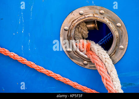 Festmacher auf einem Fischerboot Stockfoto