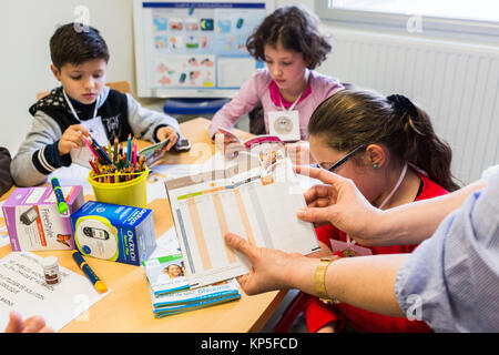 Zuckerkranke Kinder die Teilnahme an einer therapeutischen Ausbildung Workshop von einer Krankenschwester animiert. Die pädiatrische Abteilung des Krankenhauses in Chambéry, Frankreich. Stockfoto