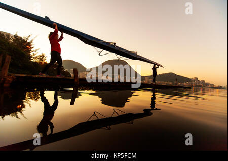 Rowers trainning am frühen Morgen an Rodrigo de Freitas Lagune, Rio de Janeiro, Brasilien Stockfoto