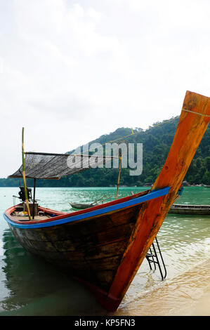 Lokale Fischerboote schwimmen im Meer, Moken Stamm, Sehenswürdigkeiten in Thailand. Stockfoto