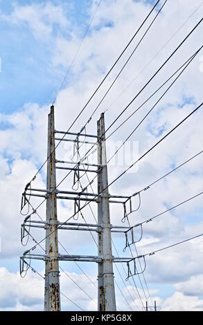 Dual Hochspannungsverteilung Turm unter einem weißen bewölkter Himmel Stockfoto