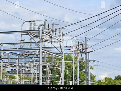 Outdoor Unterstation mit Isolatoren und Kabel Stockfoto