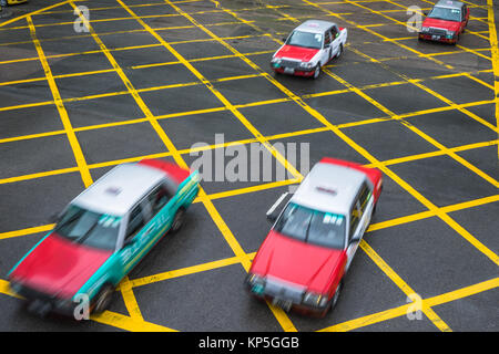 Autos fahren durch gelbe kein Parkplatz auf Asphalt Street, China. Stockfoto